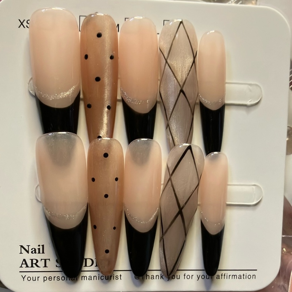 ❤️ Elegant Black and Nude Press-On Nails